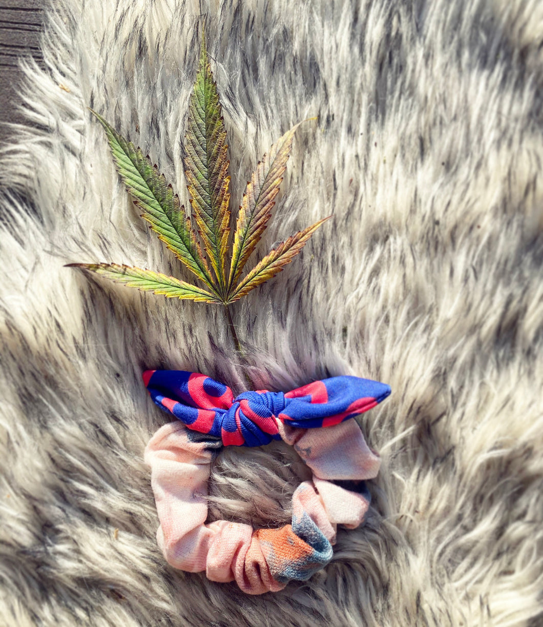 The Bowhow Scrunchie Peaches en Regalia