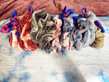 The Bowhow Scrunchie Peaches en Regalia